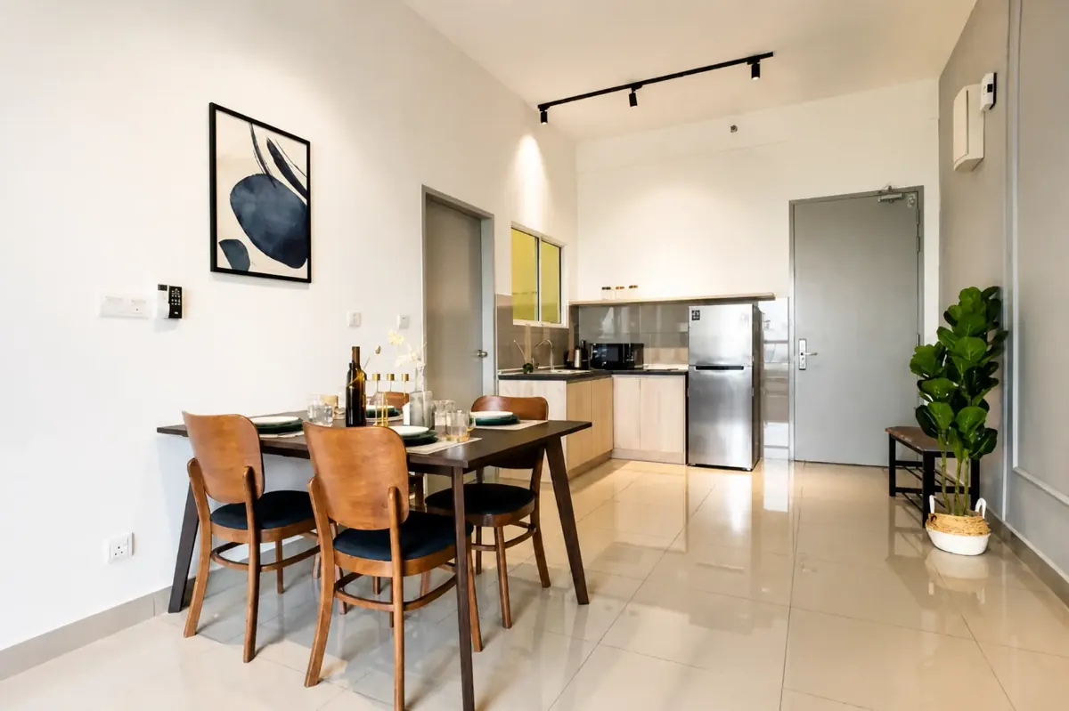 Dapur kecil dan ruang makan di dalam suit apartmen Amber Cove