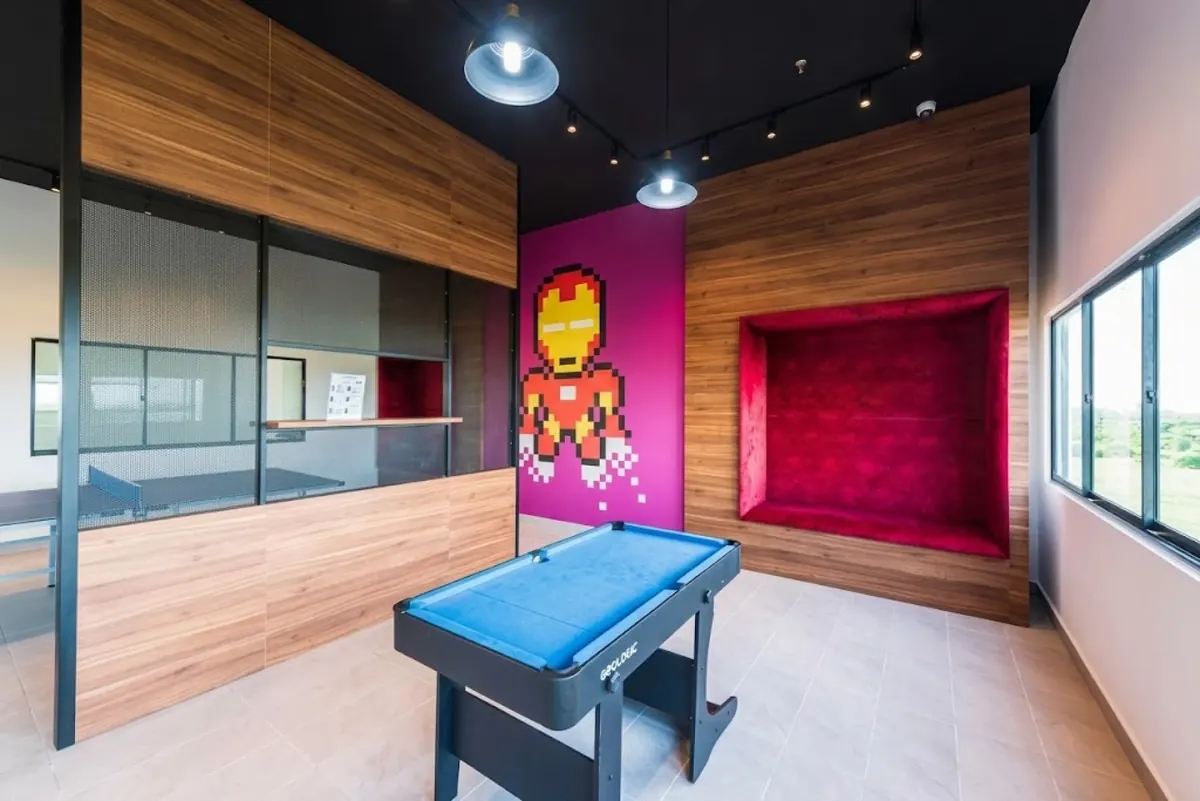 Bilik permainan di Amber Cove Premier Suites Melaka dengan ping pong dan meja snuker