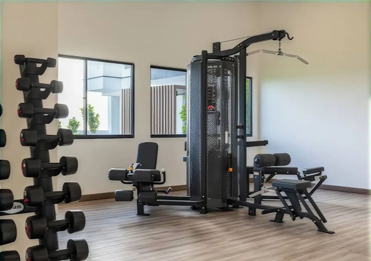 Pusat kecergasan di Amber Cove Premier Suites Melaka dengan dumbel, mesin berat dan bangku latihan