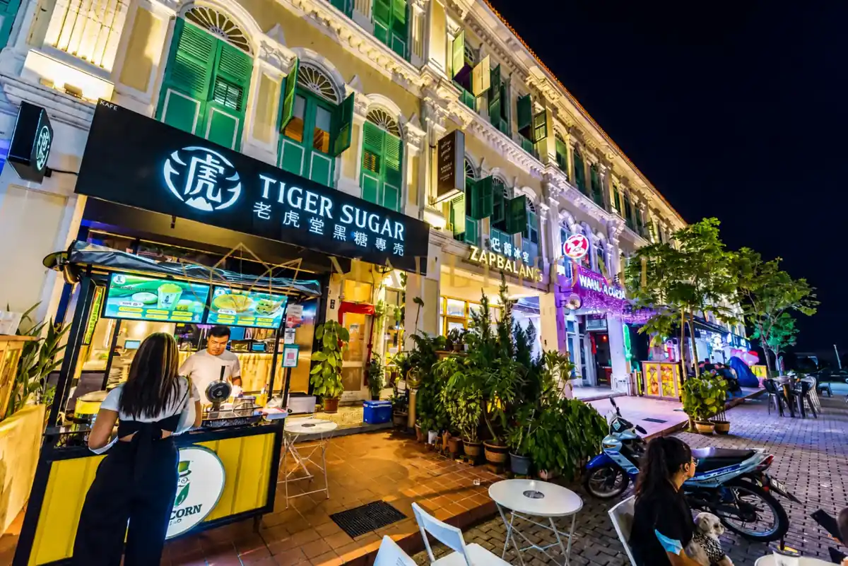 Rumah kedai warisan dan kafe yang bercahaya di Melaka pada waktu malam