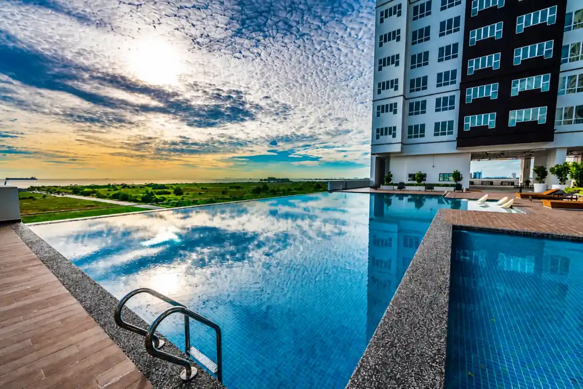 Kolam renang infiniti luar di Amber Cove menghadap pesisir pantai Melaka